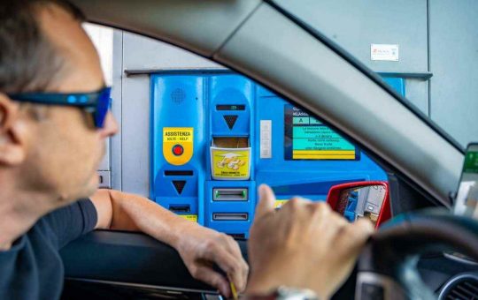 Automobilista al casello